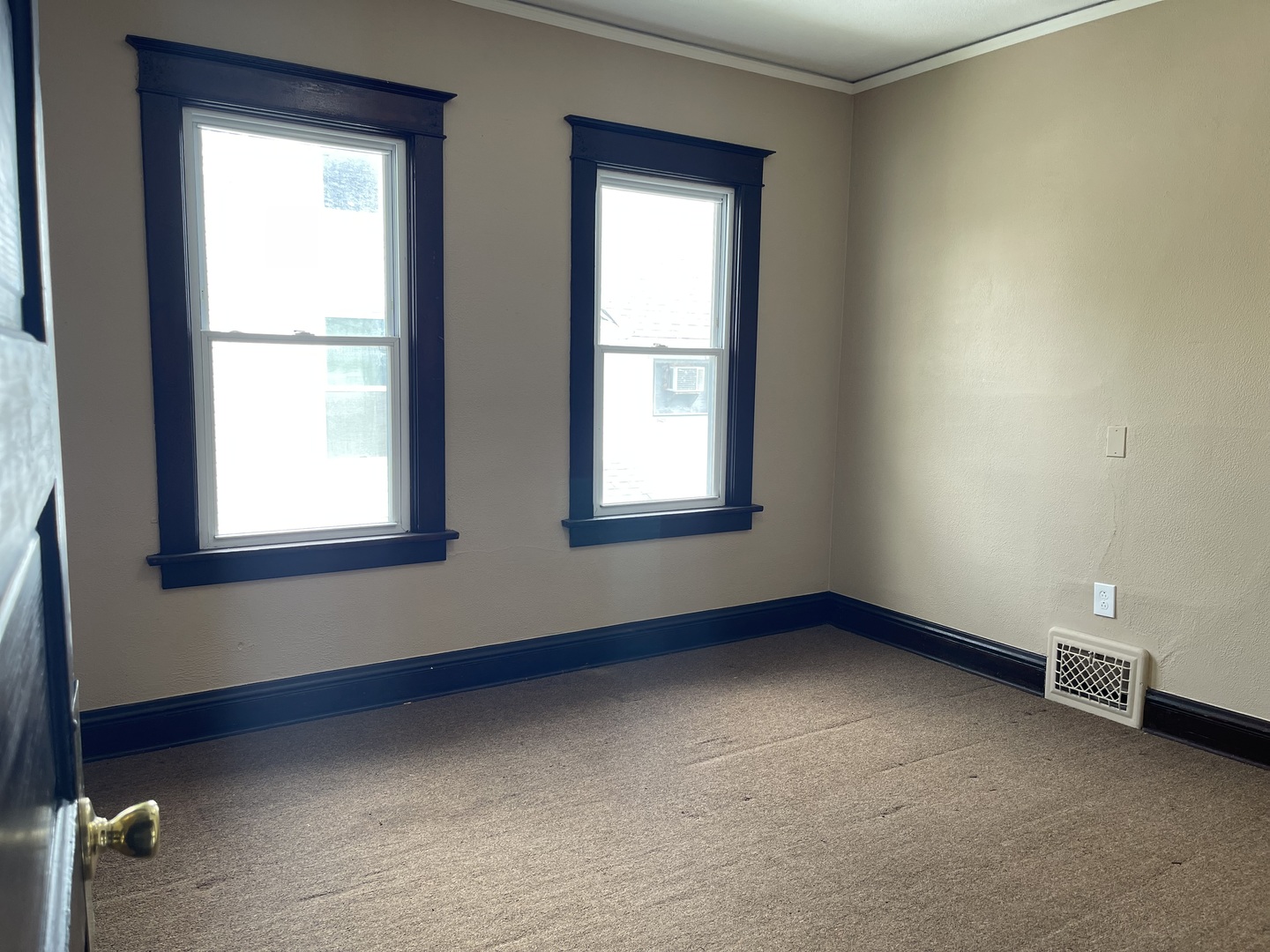 710 North Poplar Street, Unit 2 Waukegan, IL 60085 - Photo 11 of 16 an empty room with a window