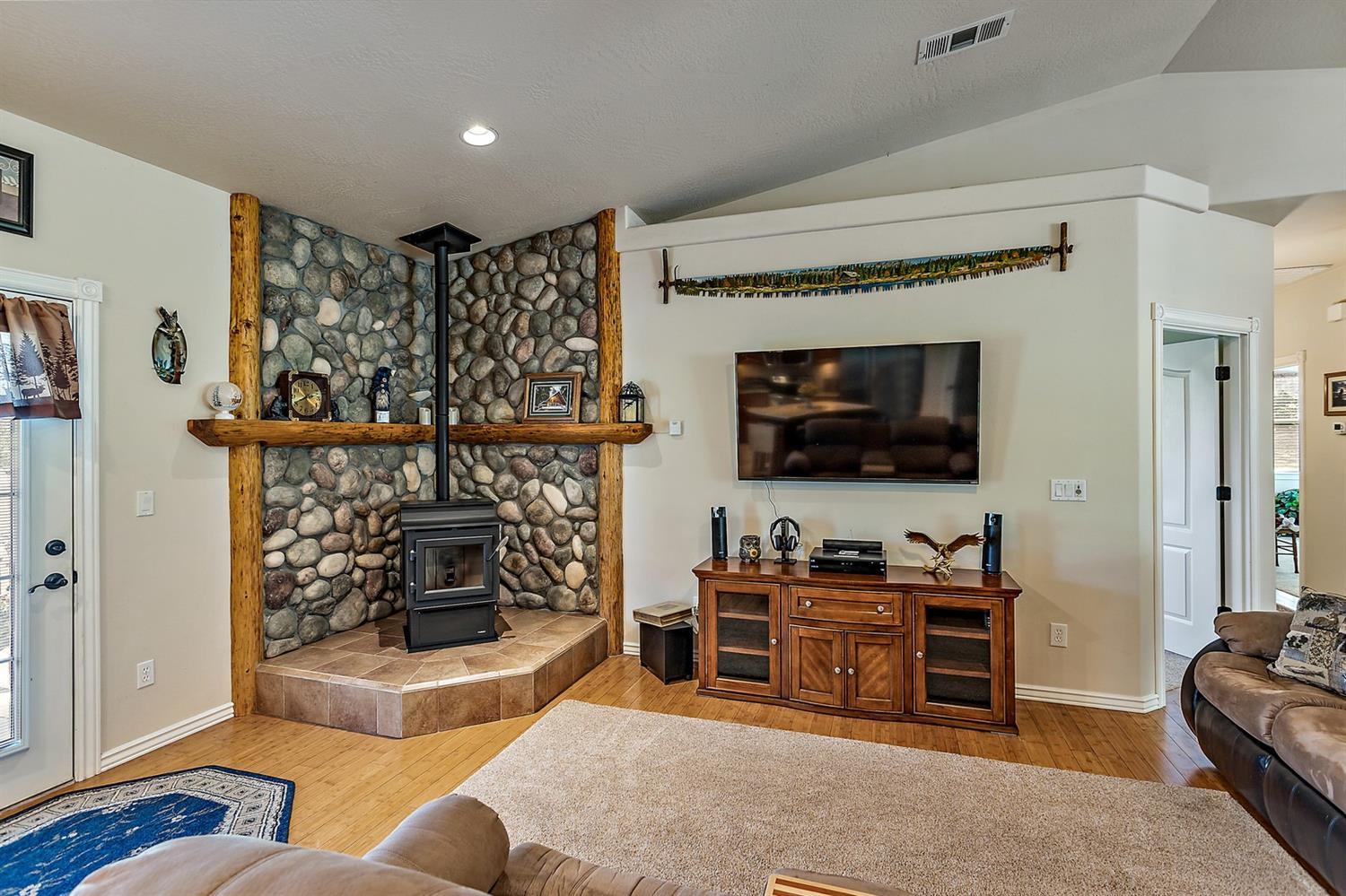 845 Riverbanks Road Grants Pass, OR 97527 - Photo 9 of 28 Pellet stove!