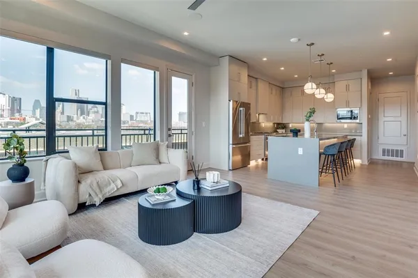 $575,000 | 1900 South Ervay Street, Unit 307, Dallas, TX 75215