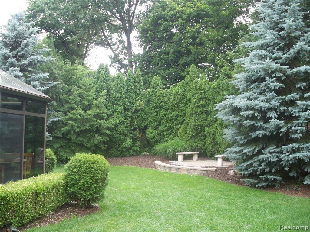 33828 York Ridge Street Farmington, MI 48331 - Photo 3 of 21 Rear Yard 007.JPG