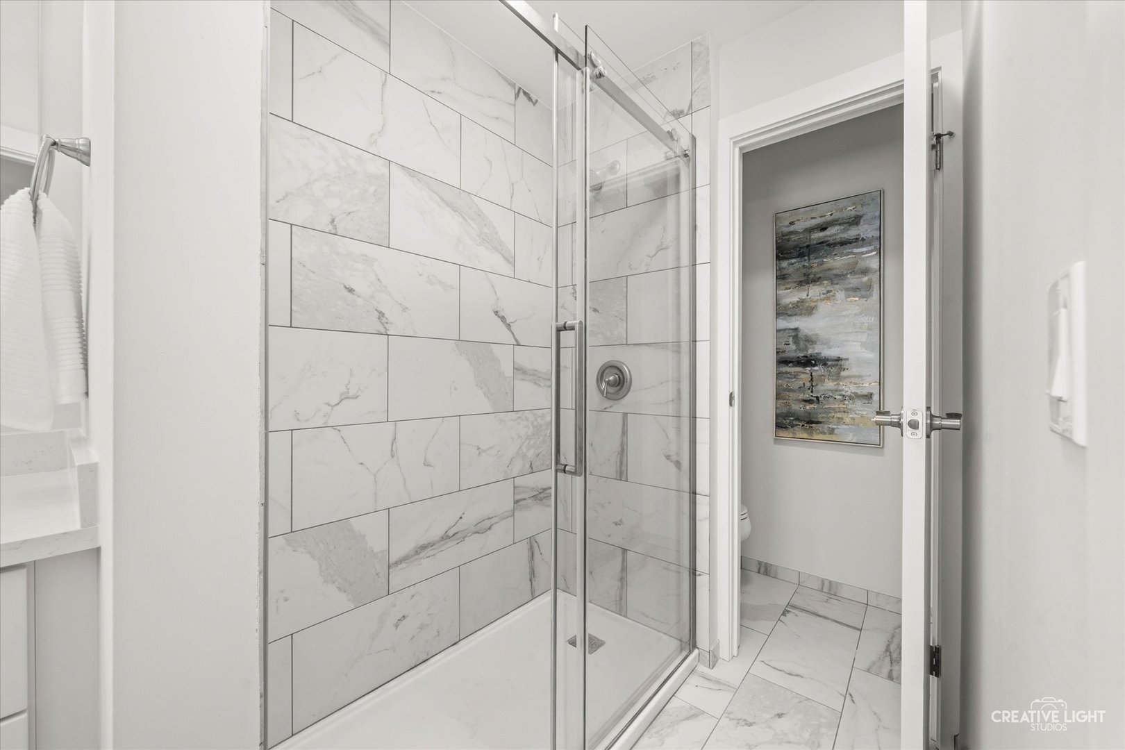 704 Plainfield Road Downers Grove, IL 60516 - Photo 17 of 36 a bathroom with a bathtub