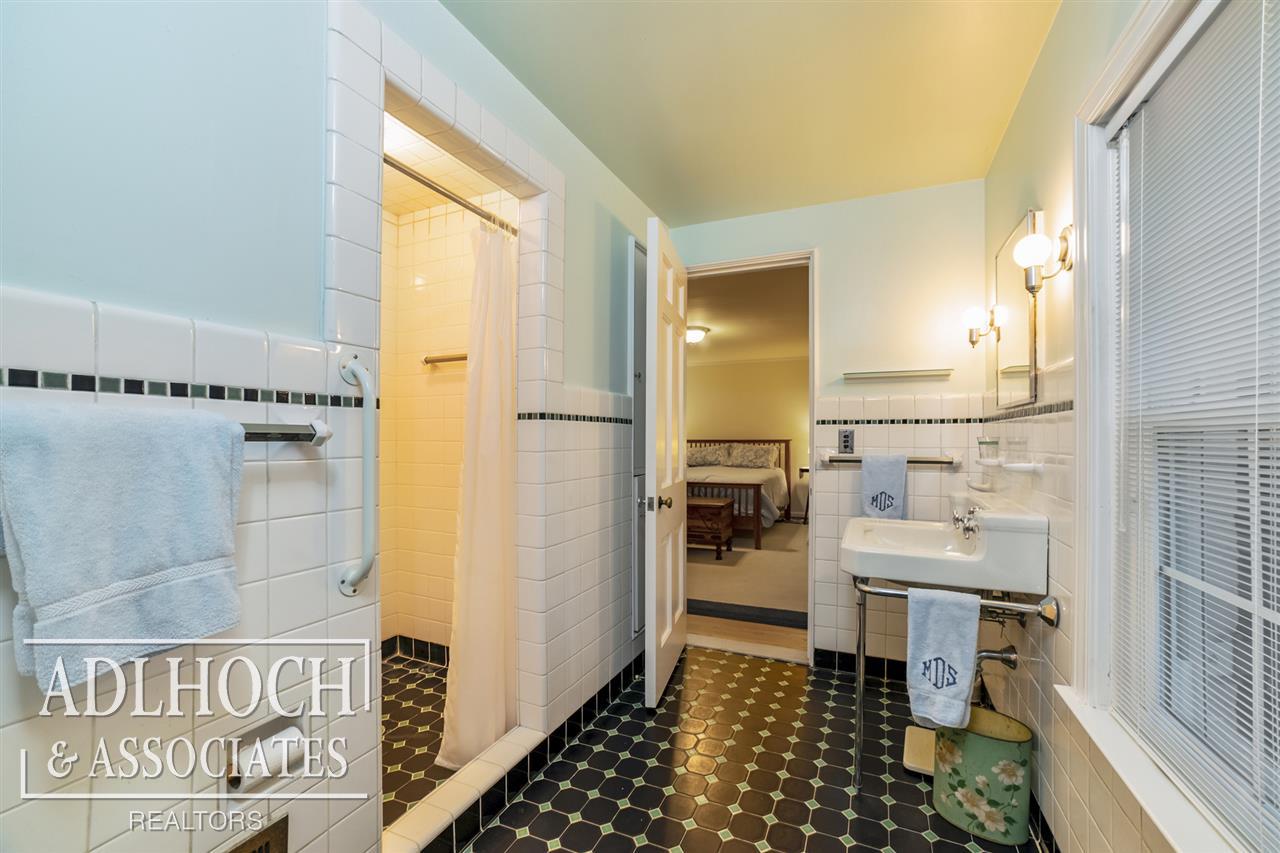 101 Lewiston Road Grosse Pointe, MI 48236 - Photo 22 of 27 CONNECTING BATH