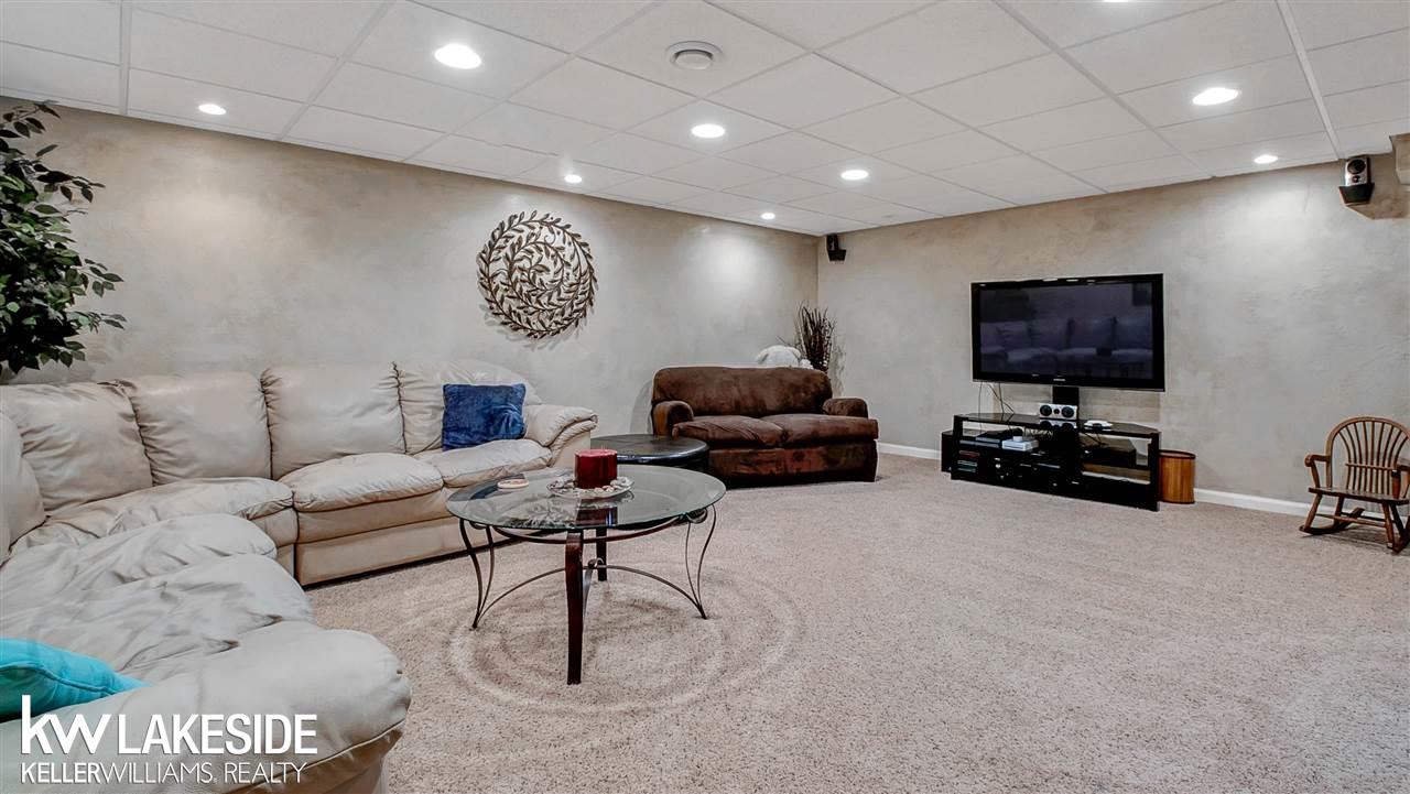 51665 Rivard Road New Baltimore, MI 48047 - Photo 19 of 36 31390914-18.JPG