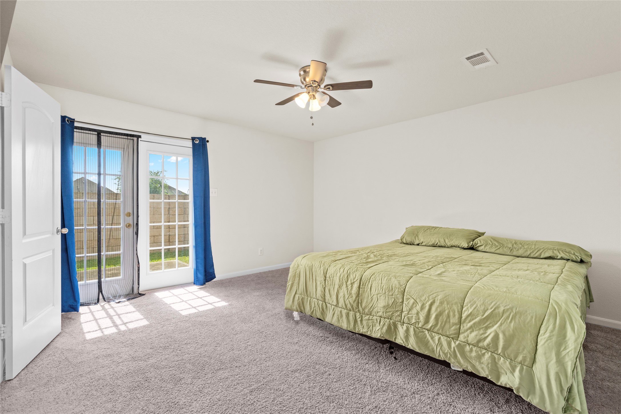 9719 Montana Sapphire Lane Rosharon, TX 77583 - Photo 30 of 40 Spacious primary suite featuring natural light, high ceilings, and a comfortable private retreat.