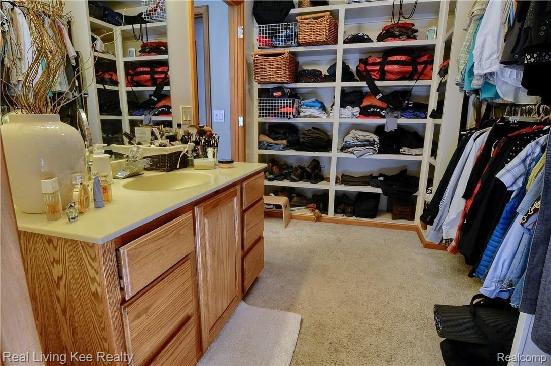 254 Ridgemont Road Oxford, MI 48370 - Photo 24 of 47 Master walk-in closet