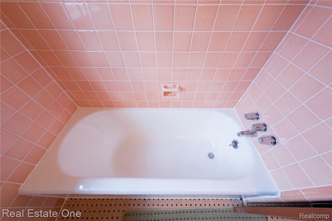 180 Riverside Drive Detroit, MI 48215 - Photo 19 of 30 Tub.jpg