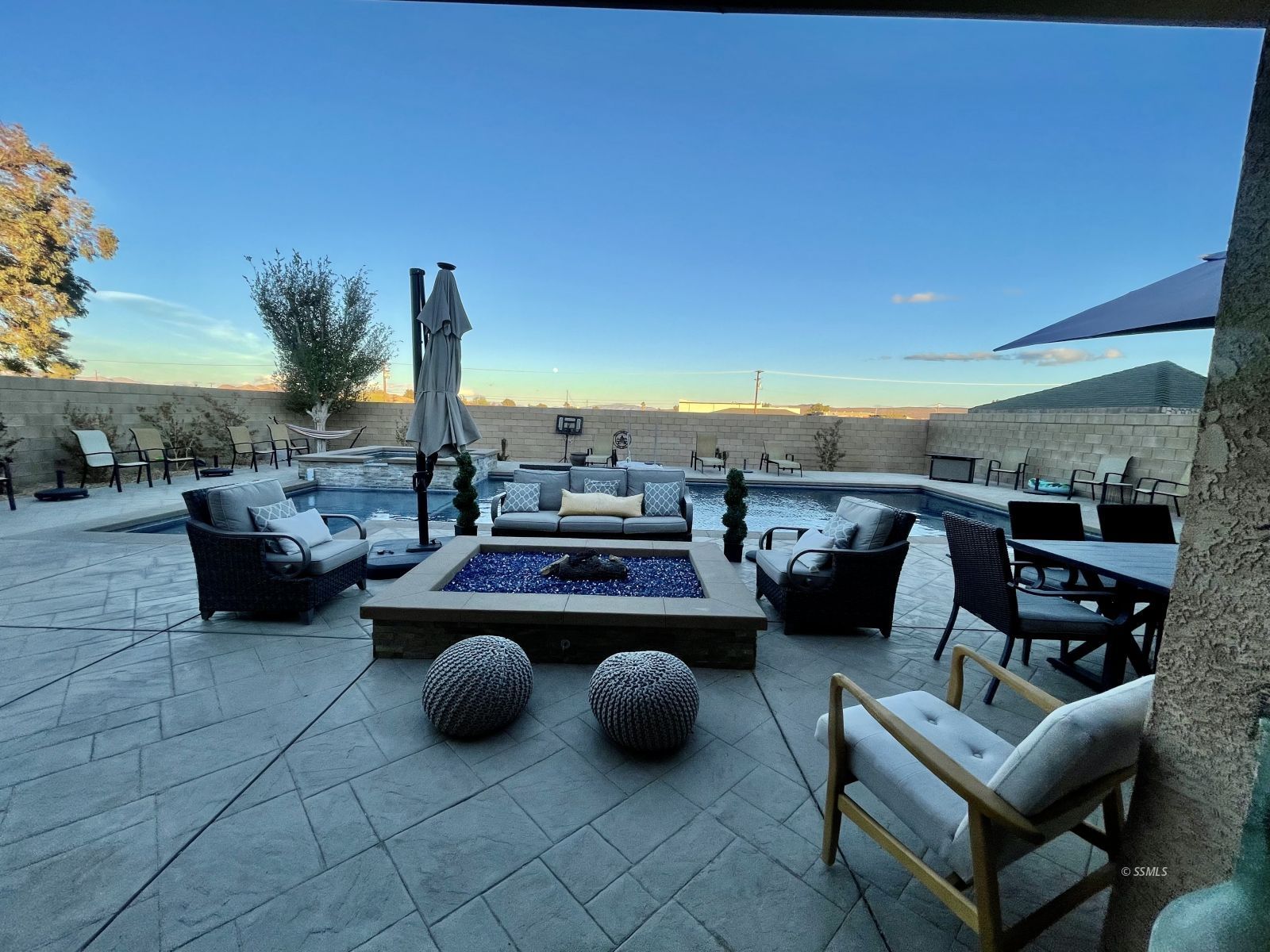412 Acacia Street Ridgecrest, CA 93555 - Photo 6 of 31 a view of a terrace with furniture