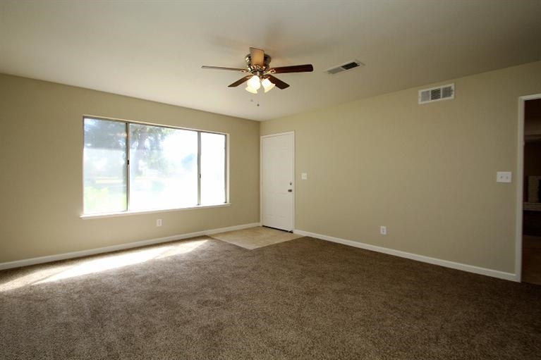 253 Maple Court Madera, CA 93637 - Photo 3 of 10 Gallery Image 3