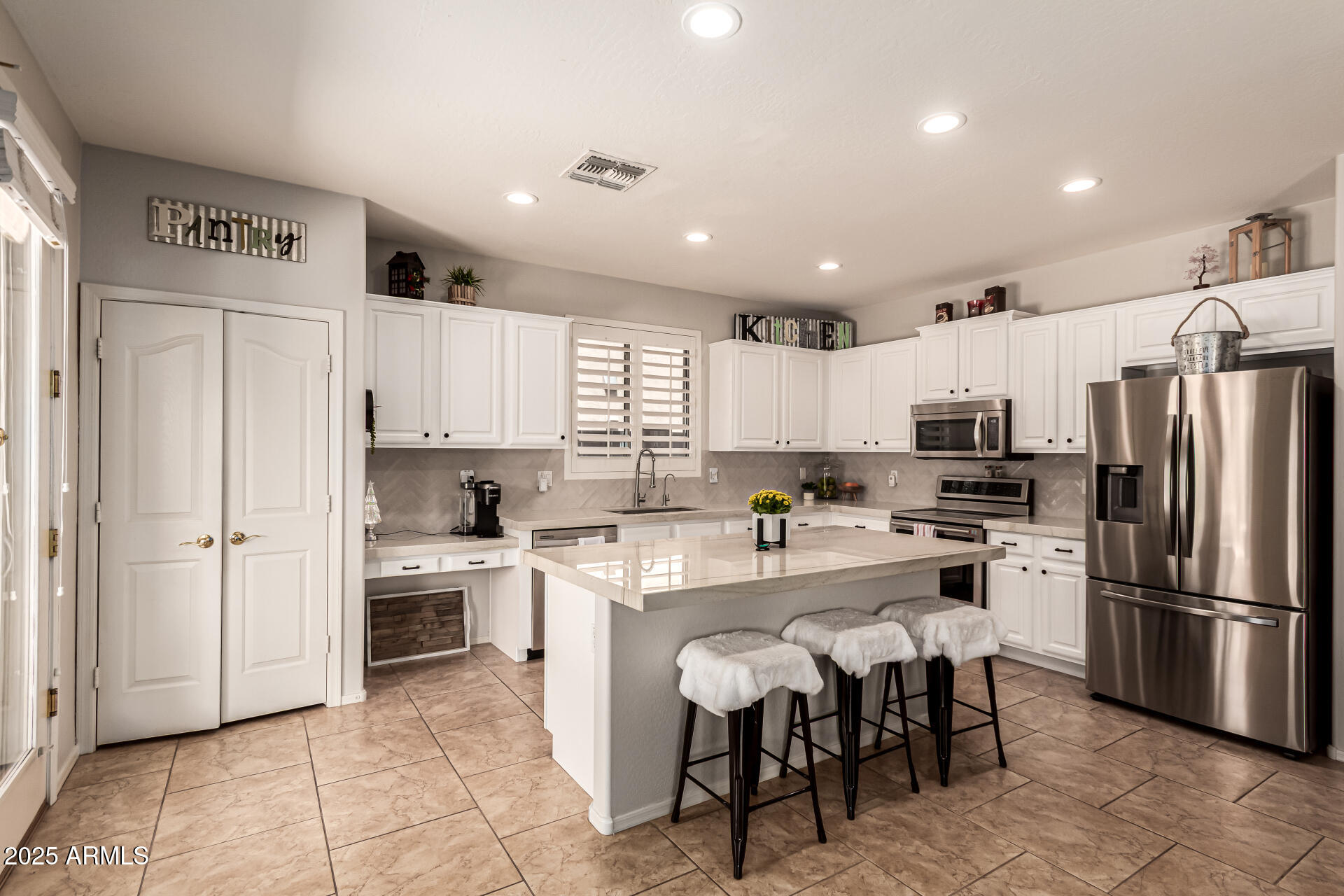 241 W. Roadrunner Dr. Chandler, AZ 85286 - Photo 10 of 44 Kitchen