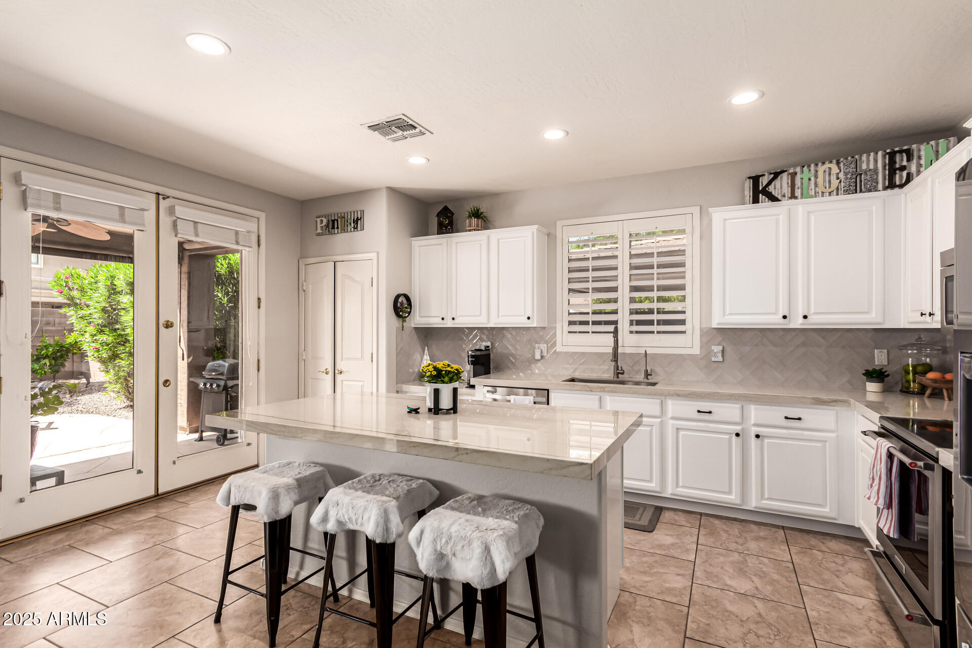 241 W. Roadrunner Dr. Chandler, AZ 85286 - Photo 11 of 44 Kitchen