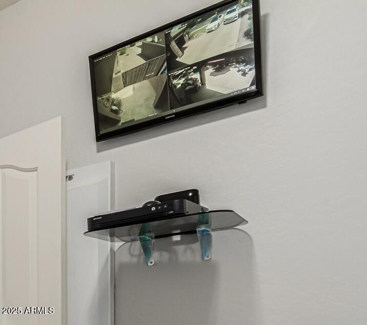 241 W. Roadrunner Dr. Chandler, AZ 85286 - Photo 28 of 44 4 Camera security system