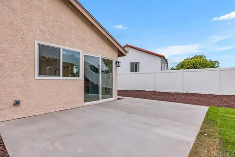 a view of an house with backyard and garden