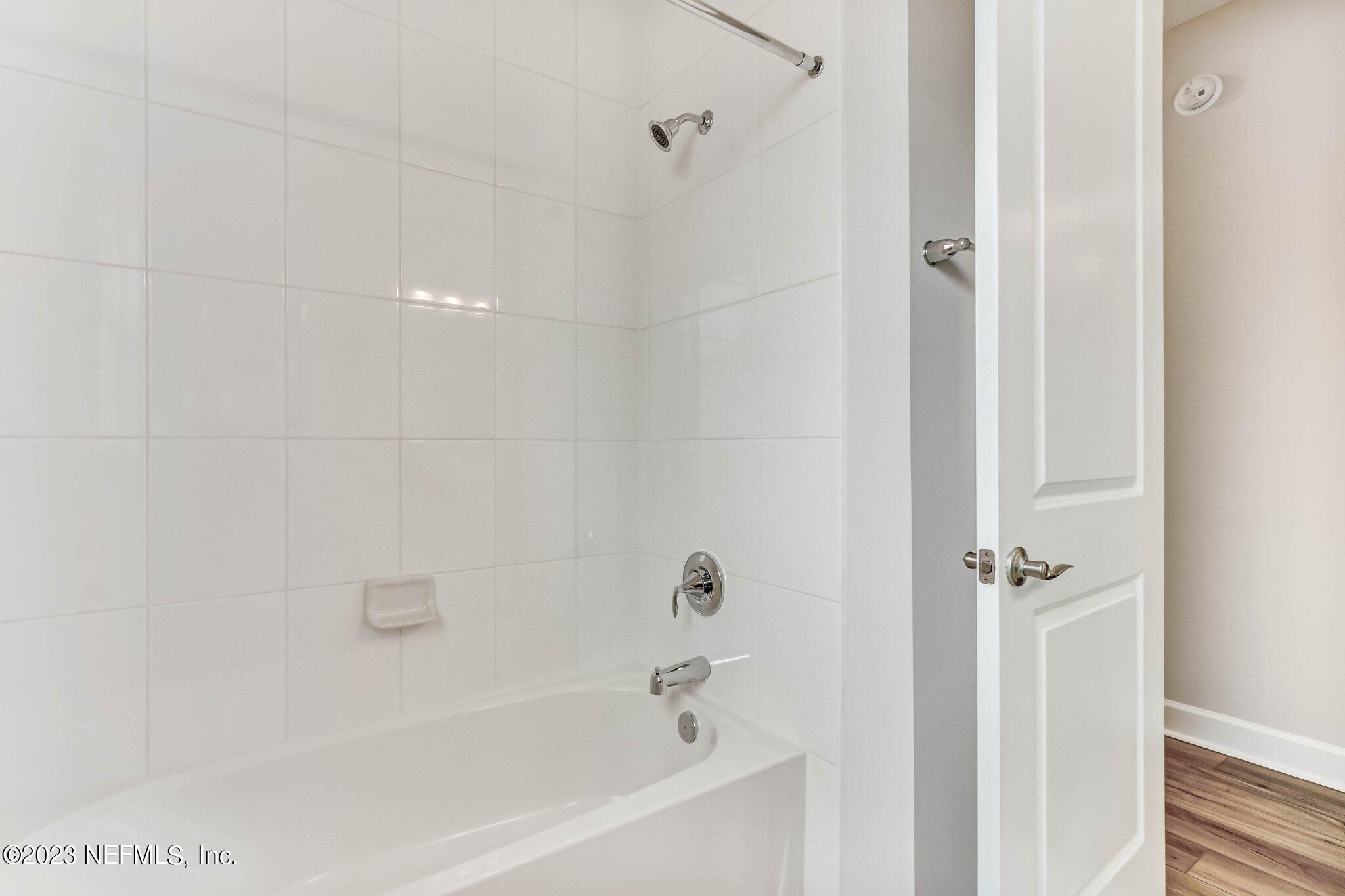 85156 Sandy Ridge Loop, Unit 18 Yulee, FL 32097 - Photo 22 of 25 a bathroom with a bathtub