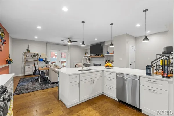 $585,000 | 2022 Geyer Avenue, St. Louis, MO 63104
