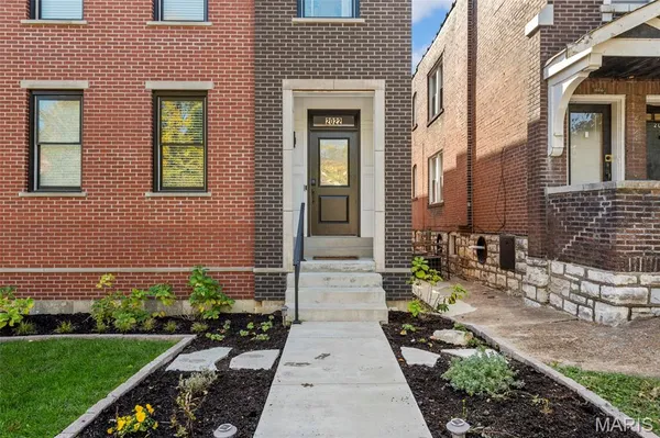 $585,000 | 2022 Geyer Avenue, St. Louis, MO 63104