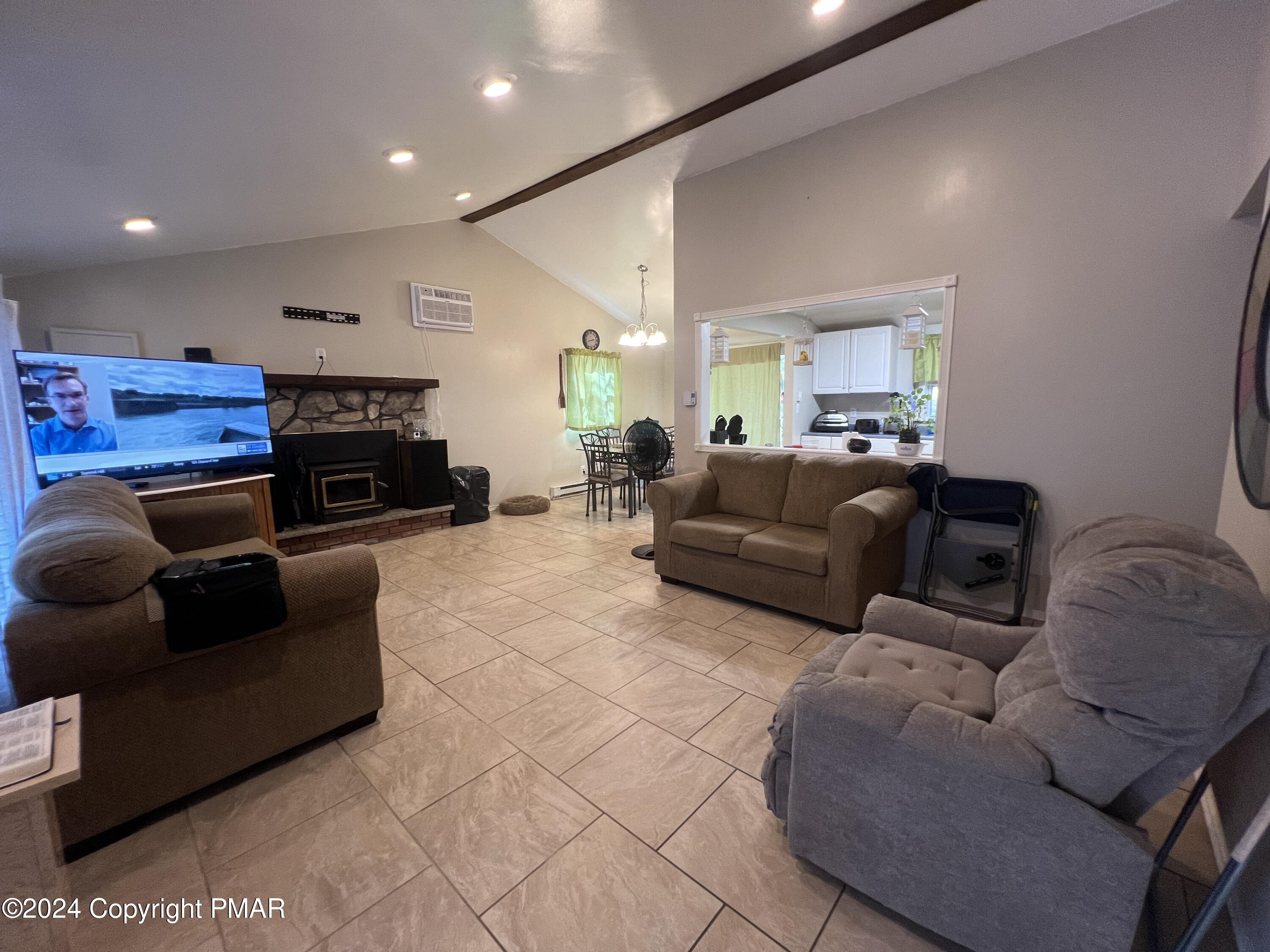 218 Mallard Lane Bushkill, PA 18324 - Photo 2 of 11 IMG_9521