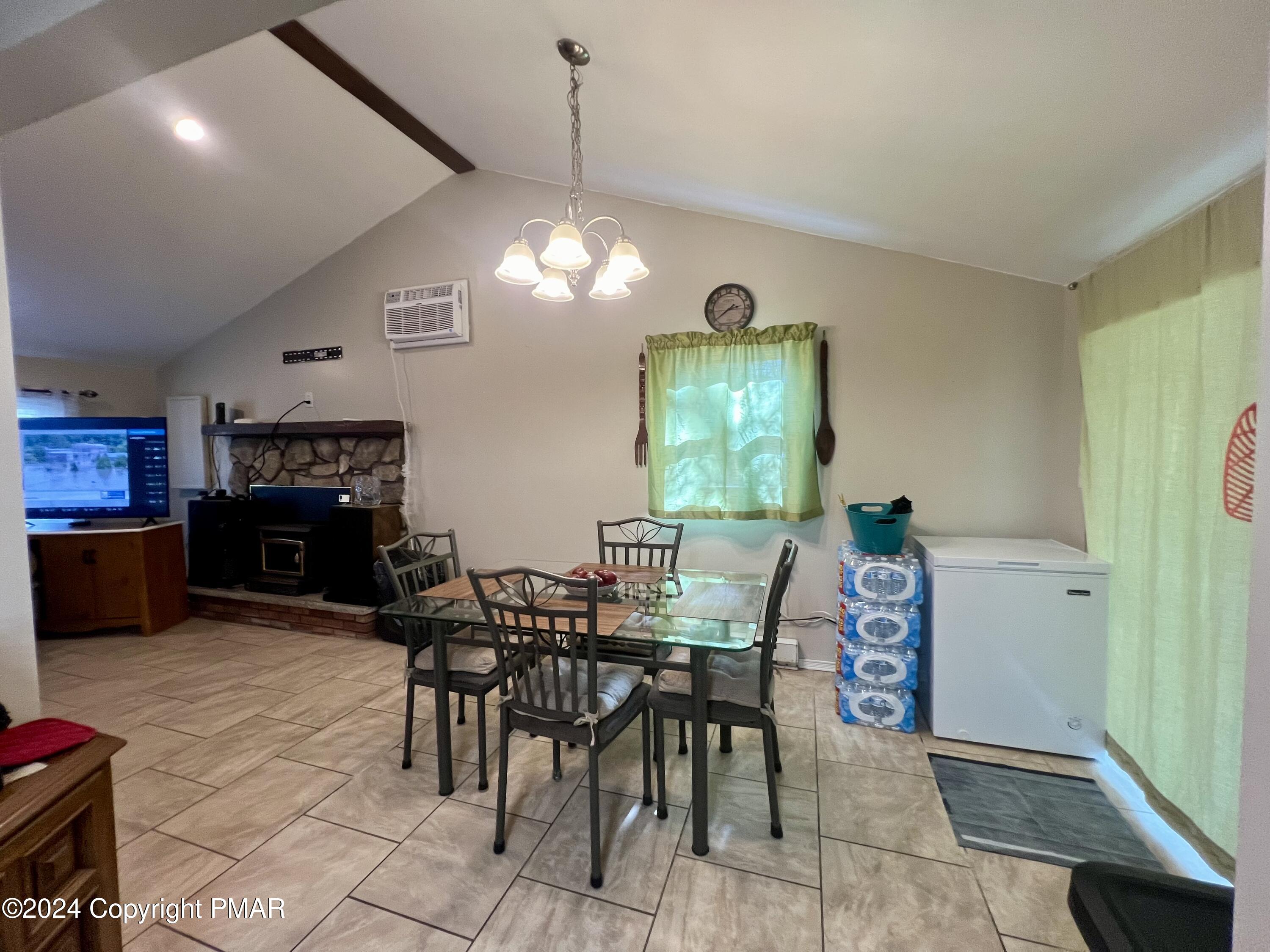 218 Mallard Lane Bushkill, PA 18324 - Photo 3 of 11 IMG_9516