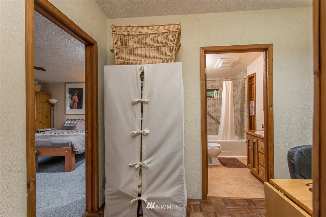 27605 Hake Road Southwest Vashon, WA 98070 - Photo 7 of 23 Gallery Image 7