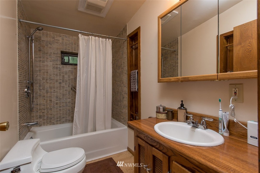 27605 Hake Road Southwest Vashon, WA 98070 - Photo 9 of 23 Gallery Image 9