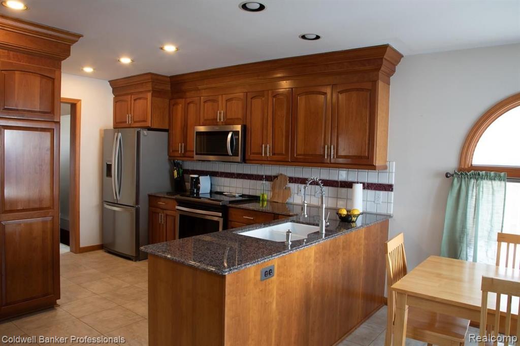 1632 Hampton Road Grosse Pointe Woods, MI 48236 - Photo 7 of 20