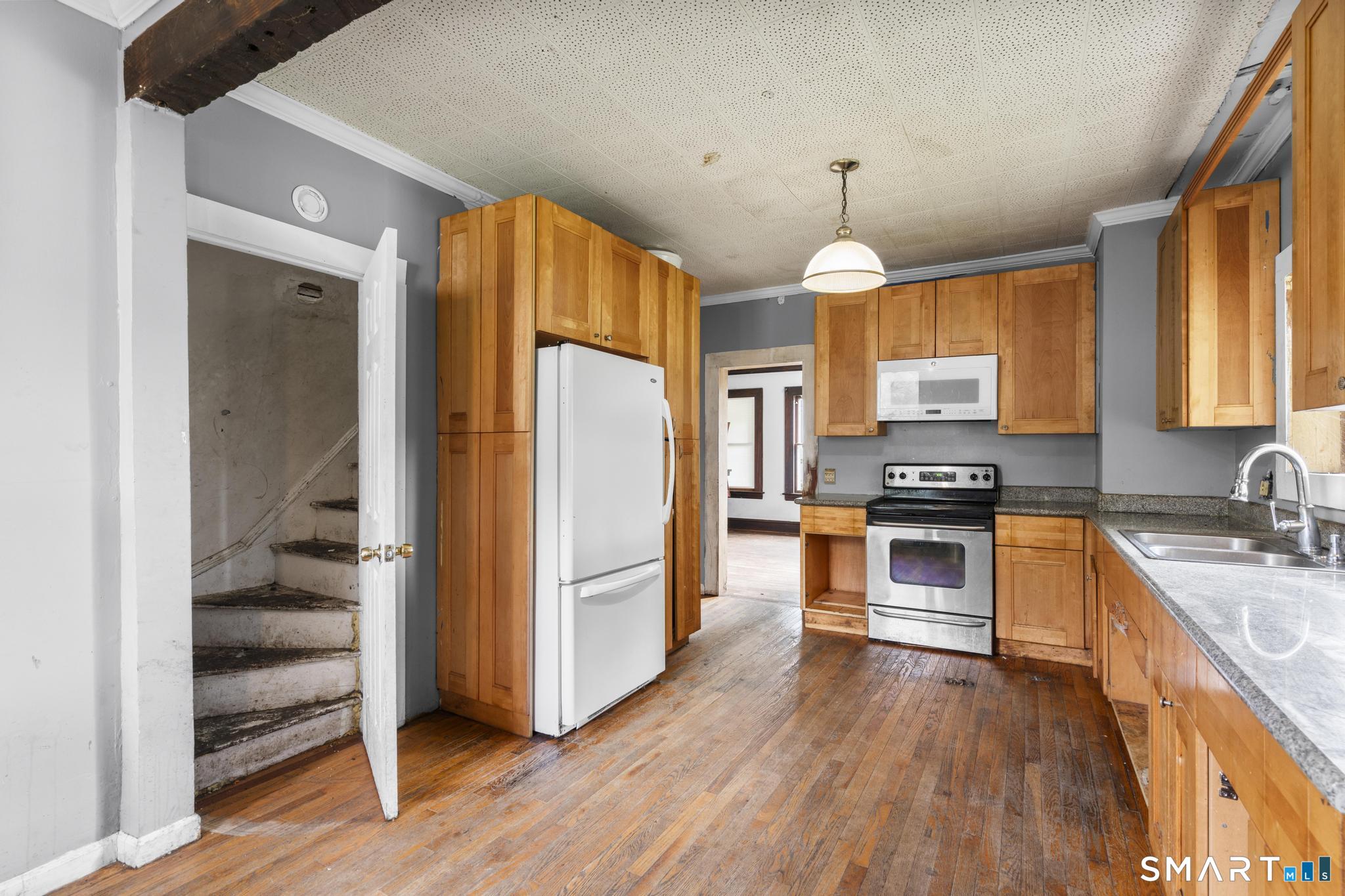 663 White Plains Road Trumbull, CT 06611 - Photo 11 of 32