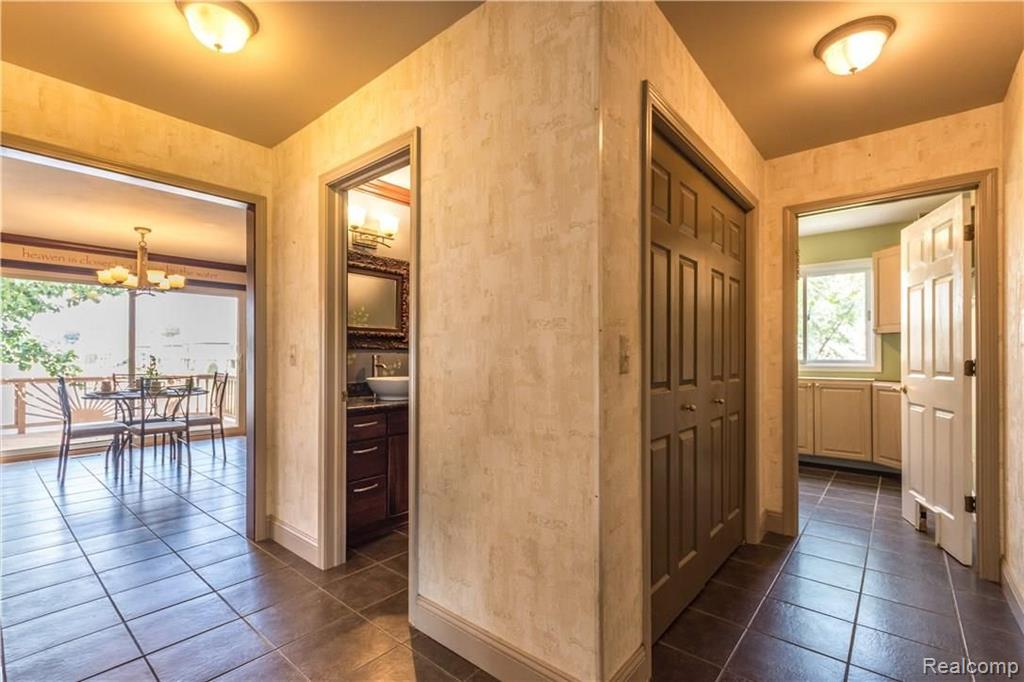 1865 South Shore Drive Rochester Hills, MI 48307 - Photo 18 of 47