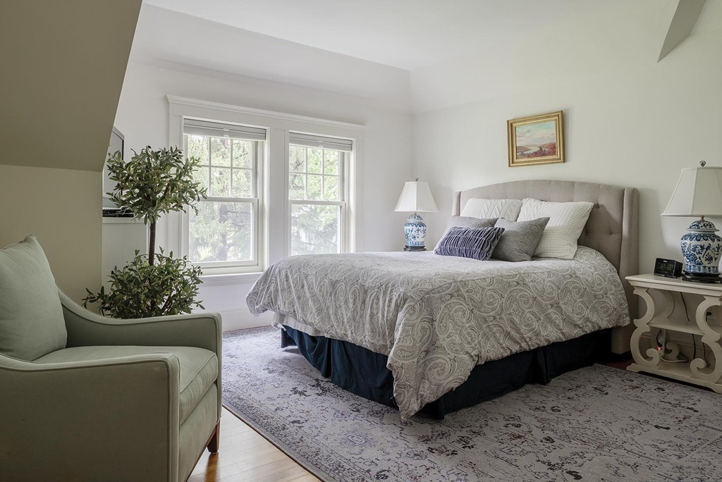 19 Ransom Road, Unit 2 Newton, MA 02459 - Photo 9 of 12 a spacious bedroom with a bed and a couch