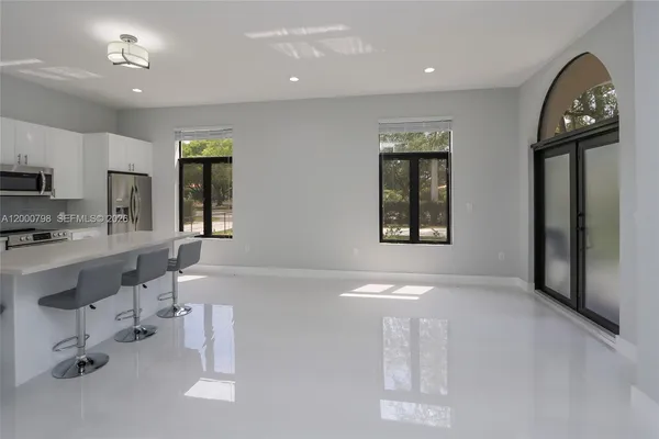 $4,800 | 5126 Southwest 57th Avenue, Miami, FL 33155