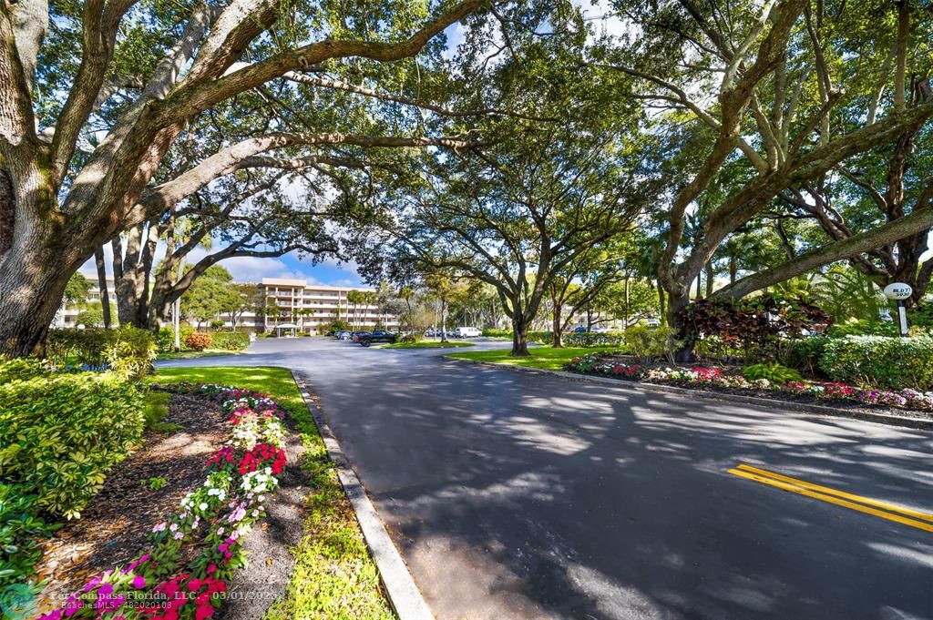 3960 Oaks Clubhouse Drive, Unit 401 Pompano Beach, FL 33069 - Photo 1 of 30