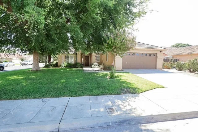 a view of a backyard with green space