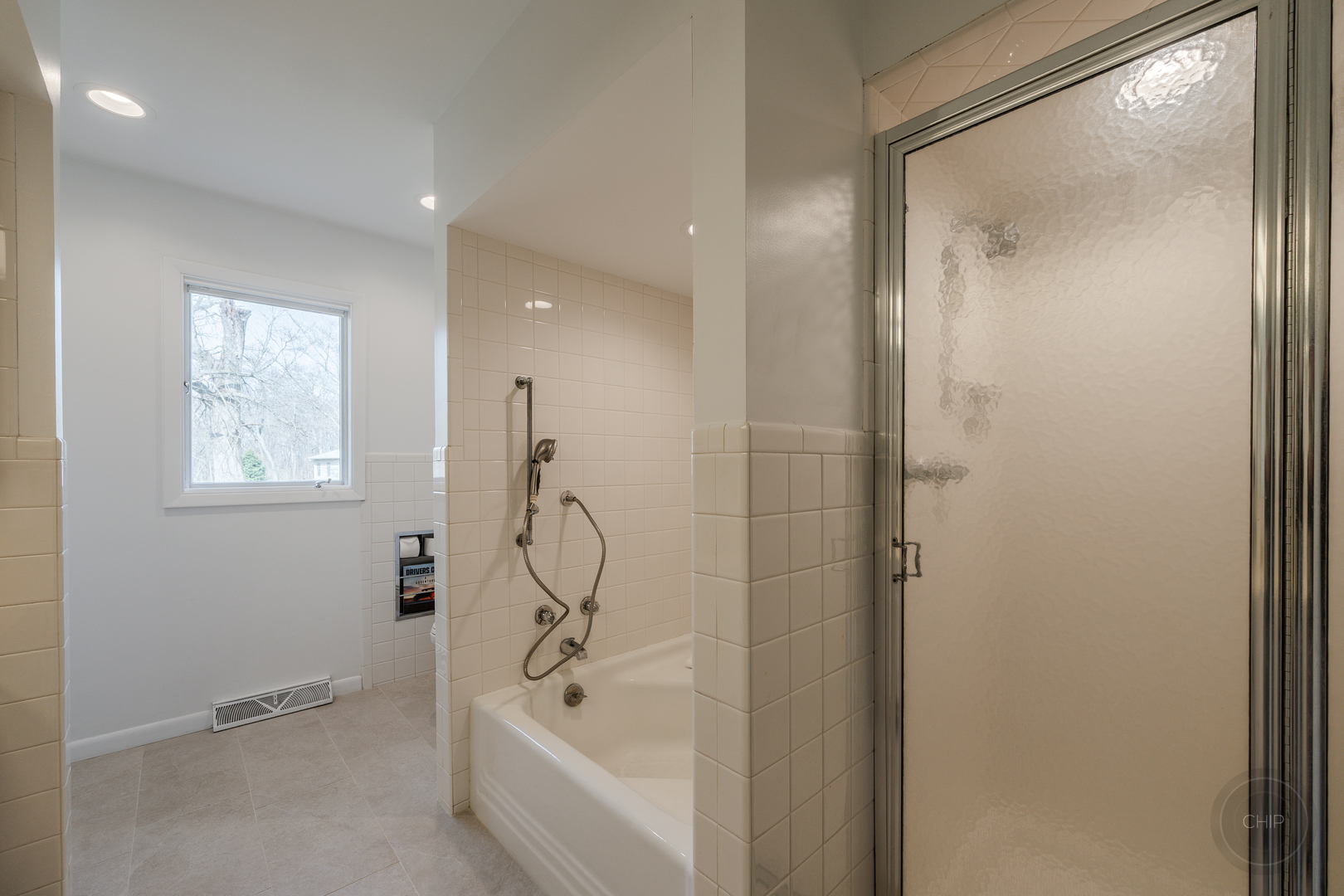 15600 Griswold Springs Road Plano, IL 60545 - Photo 52 of 96 a bathroom with a bathtub and a shower