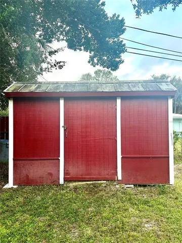 a view of a backyard with barn