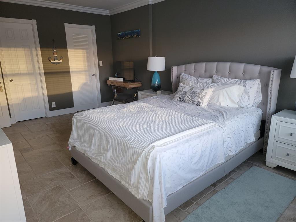 2900 Northeast 30th Street, Unit H3 Fort Lauderdale, FL 33306 - Photo 3 of 11 a bedroom with a bed and a cabinets