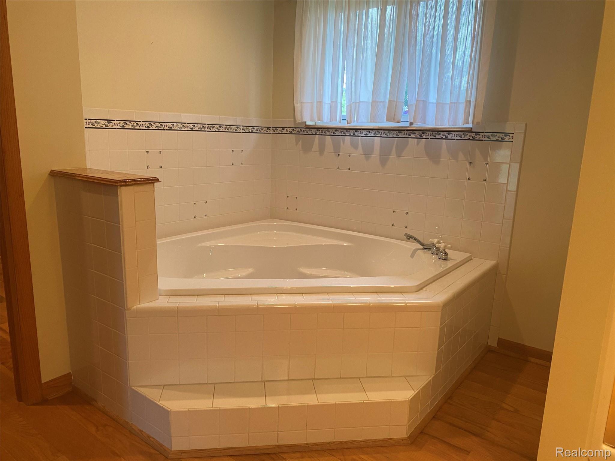 44780 Bemis Road Belleville, MI 48111 - Photo 28 of 55 MASTER BATHROOM TUB