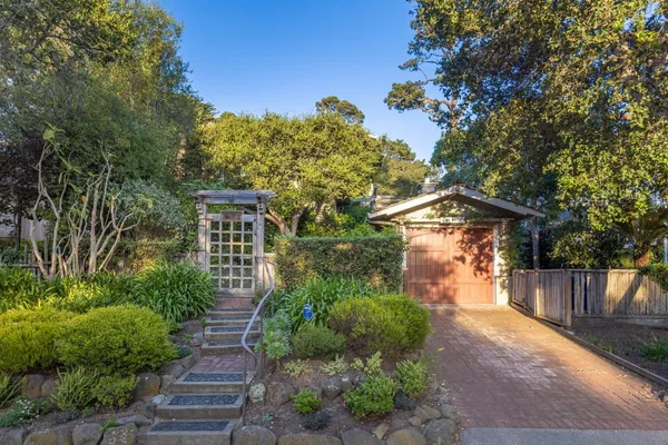 a view of a pathway in outside of the house