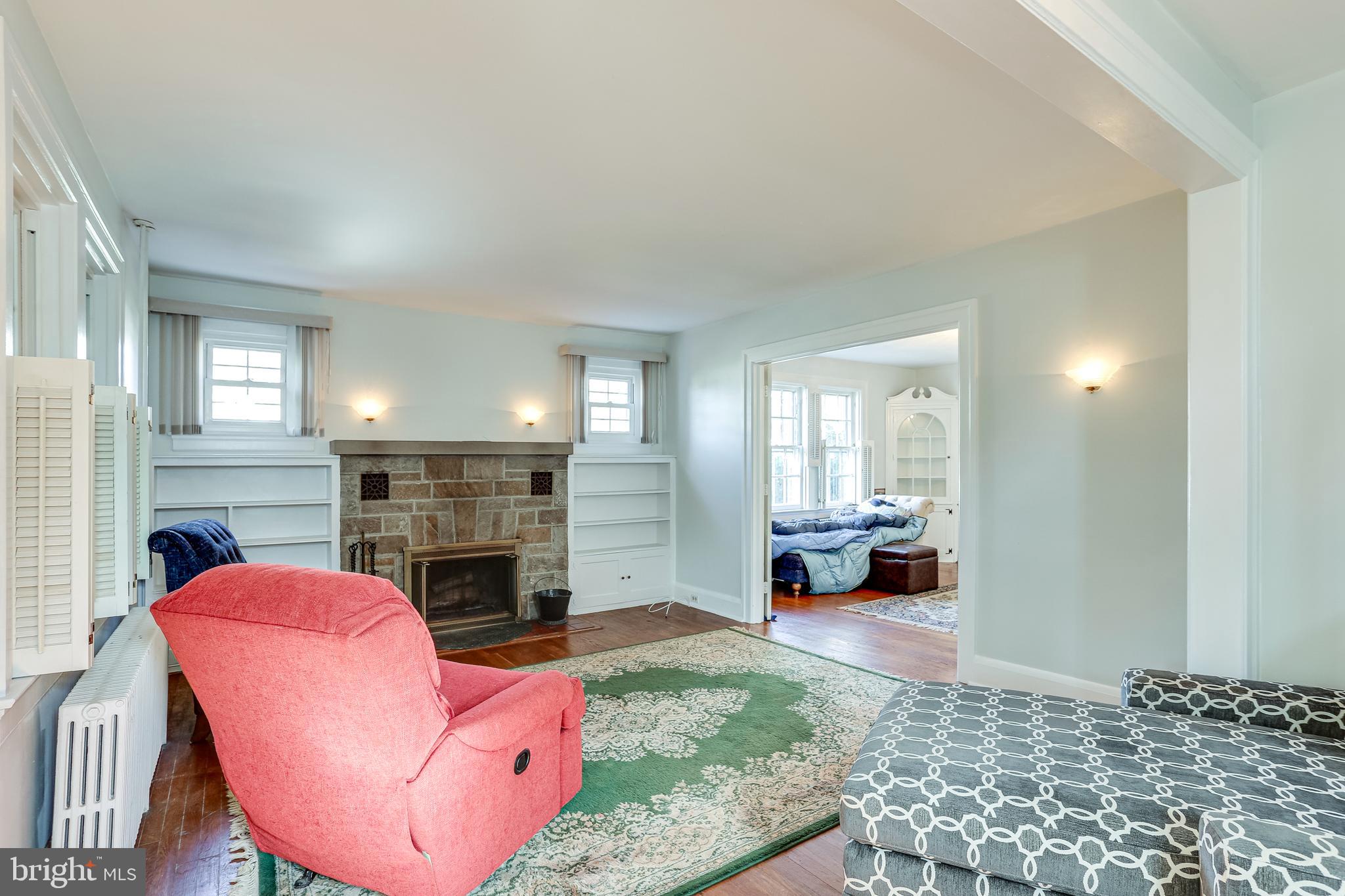 6828 Windsor Mill Road Baltimore, MD 21207 - Photo 22 of 43 Living room