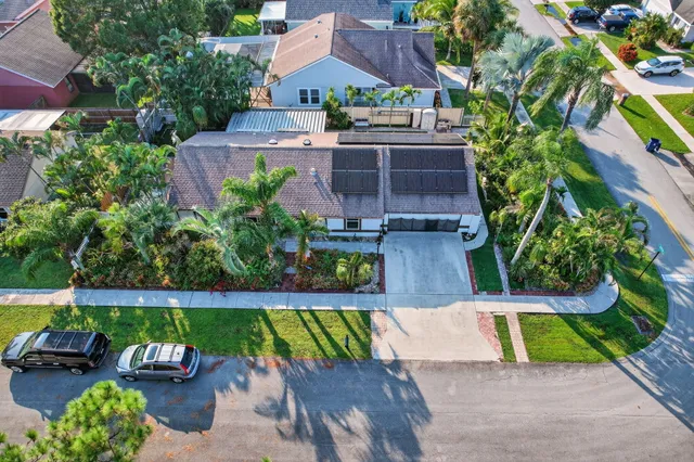 a view of a backyard