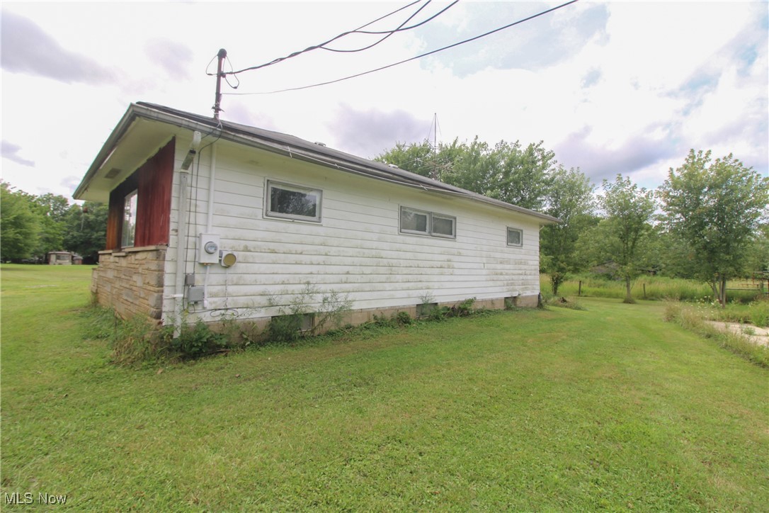 3279 Durst Clagg Road Warren, OH 44481 - Photo 4 of 33 Side view of home