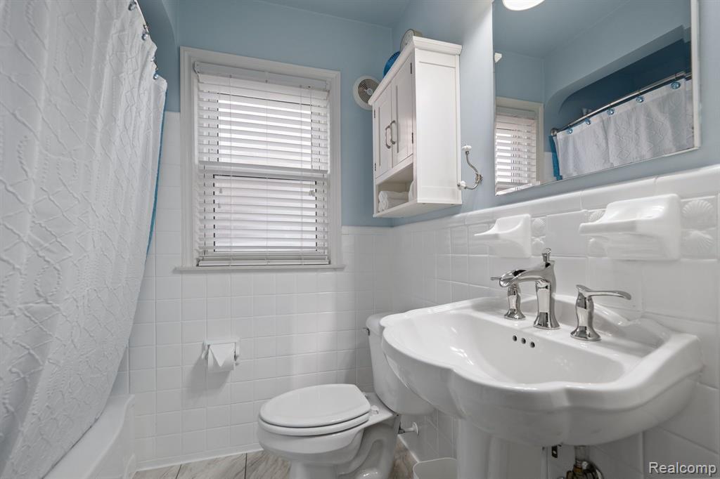 2064 Oxford Road Grosse Pointe Woods, MI 48236 - Photo 12 of 28