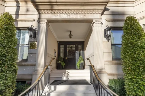 a view of entryway with a front door