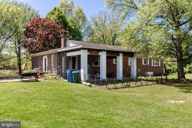 a view of a livingroom with furniture and windows