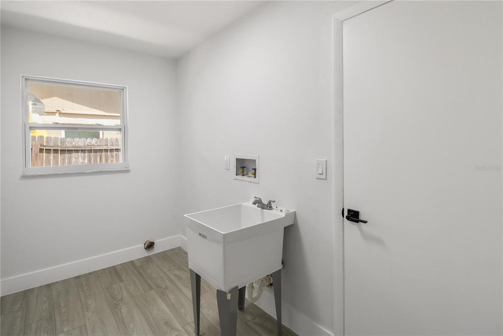 11492 93rd Street Largo, FL 33773 - Photo 35 of 37 a bathroom with a sink a mirror and a toilet