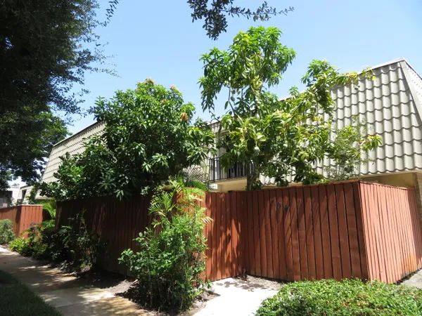 $2,650 | 1700 Embassy Drive, Unit 708, West Palm Beach, FL 33401
