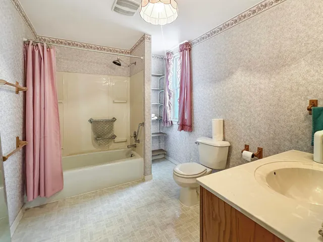 $225,000 | 1216 10th Street, Marinette, WI 54143