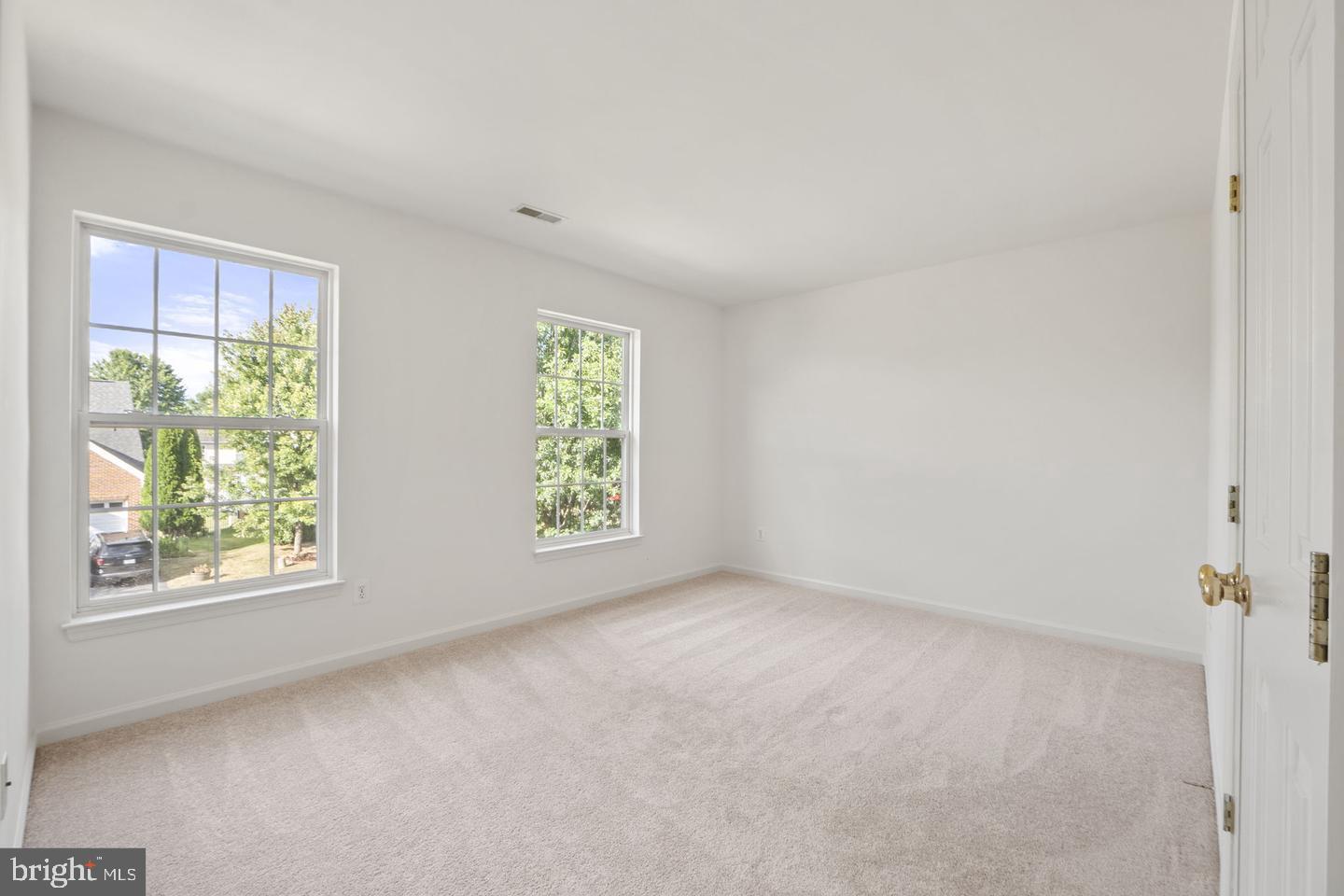 6528 Atkins Way Gainesville, VA 20155 - Photo 31 of 42 an empty room with windows