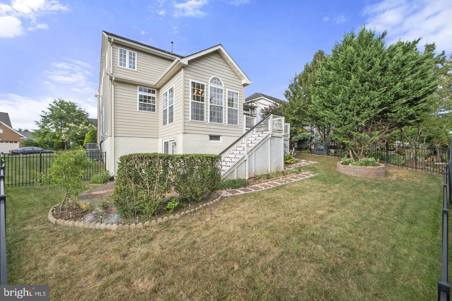 6528 Atkins Way Gainesville, VA 20155 - Photo 37 of 42 a front view of a house with a yard