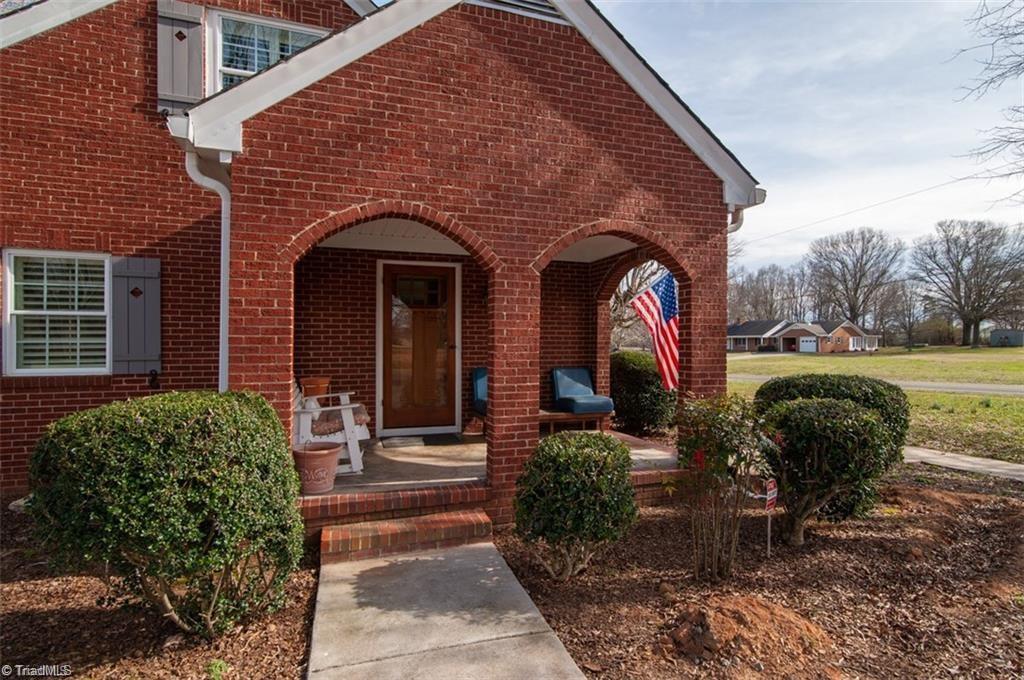 231 North Clodfelter Road High Point, NC 27265 - Photo 2 of 27 Gallery Image 2