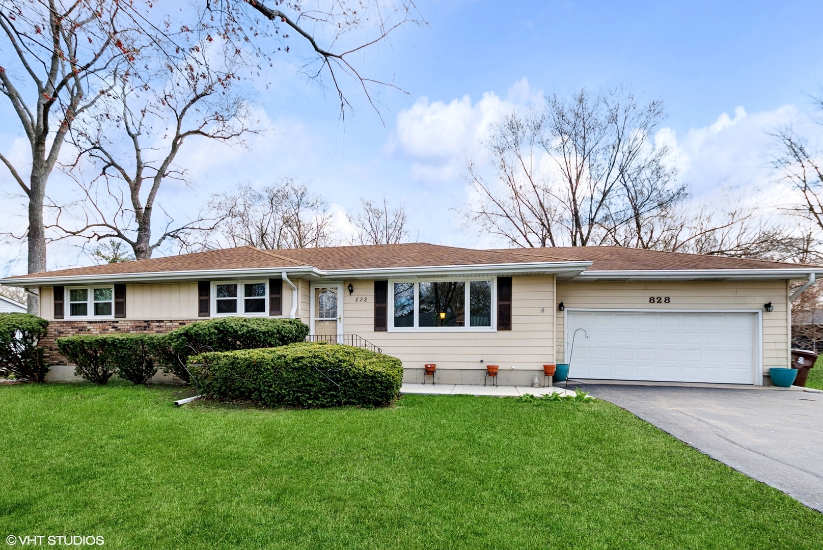 828 South Cedar Road New Lenox, IL 60451 - Photo 1 of 20 a front view of a house with a garden