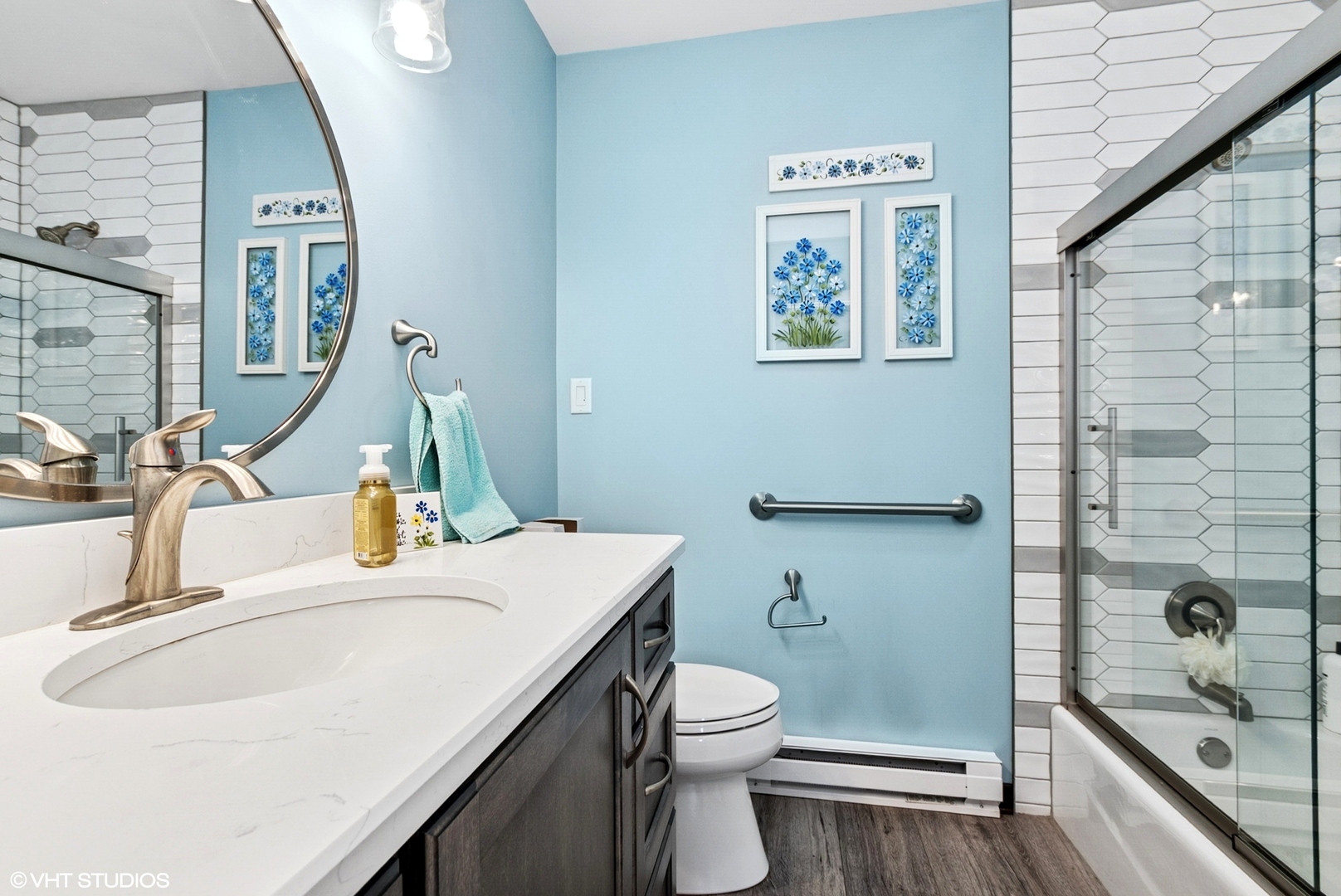 828 South Cedar Road New Lenox, IL 60451 - Photo 12 of 20 a bathroom with a sink and a mirror