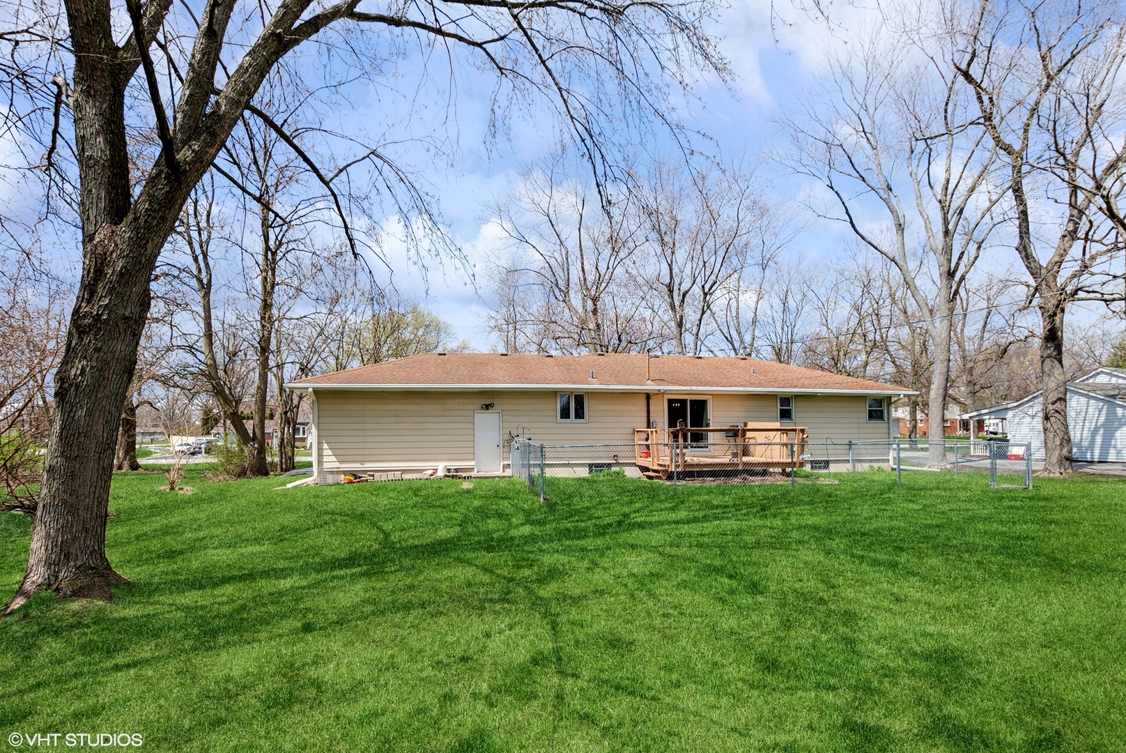 828 South Cedar Road New Lenox, IL 60451 - Photo 16 of 20 a house view with a sitting space and garden